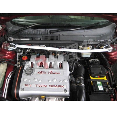 Barra de Refuerzo de suspension Alfa Romeo 147 UltraRacing 2-puntos Delantera Superior Strutbar